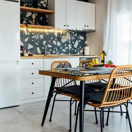 Luxury & Quiet In Nea Kallikrateia, 150m From The Sea, Ideal For Families Appartement *
